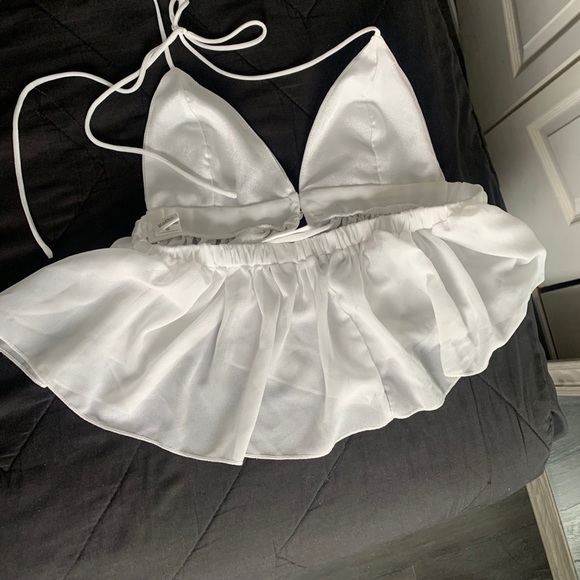 Backless Knotted Ruffle Halter Top - Picture 2 of 5